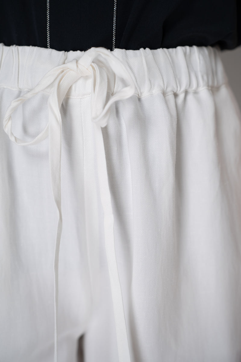 Antonelli Svezia Linen Pull-On Style Cropped Trousers in White Vancouver. Shop Online or in Store.