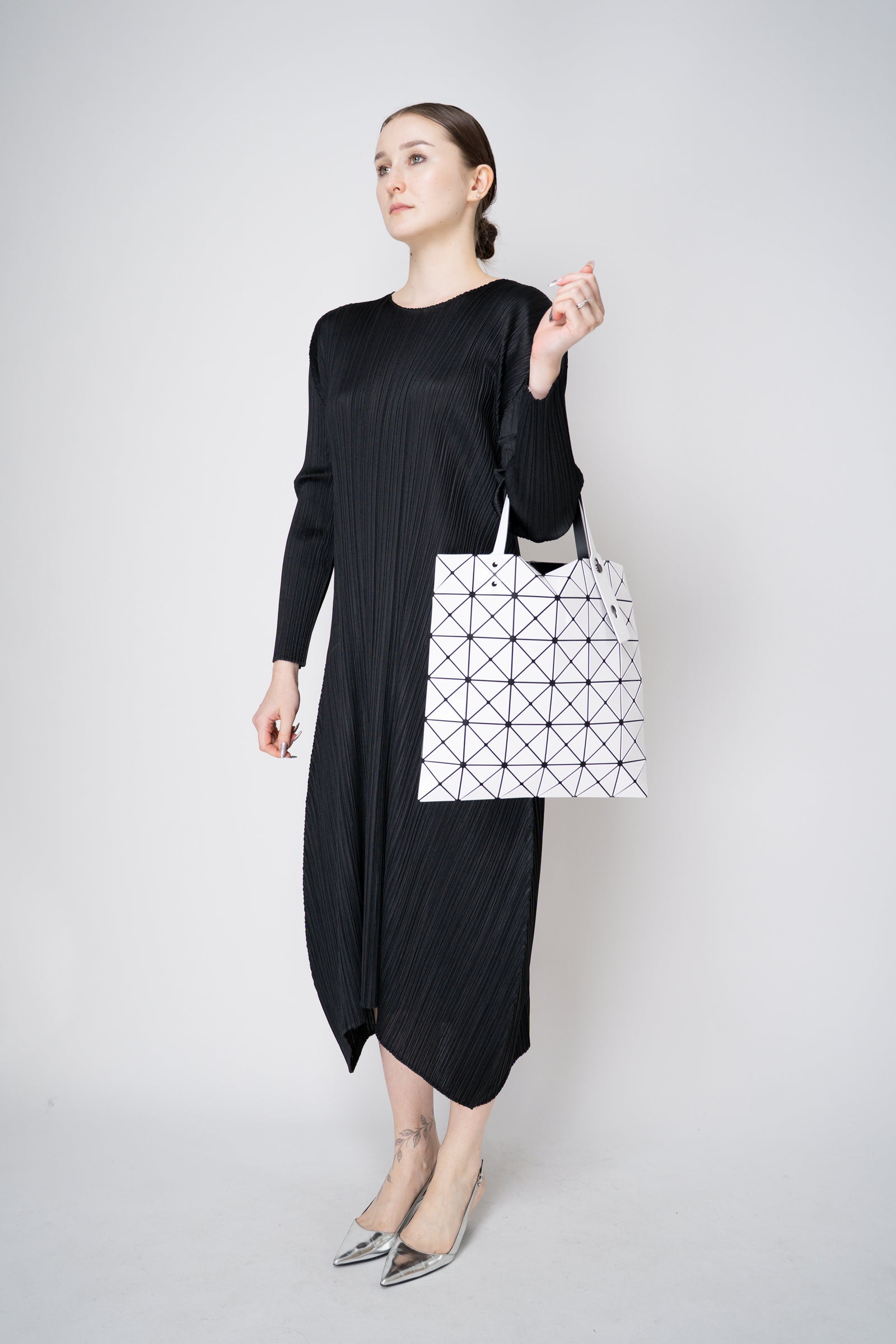 Bao Bao Issey Miyake Lucent Medium Tote Bag in White – Ashia Mode