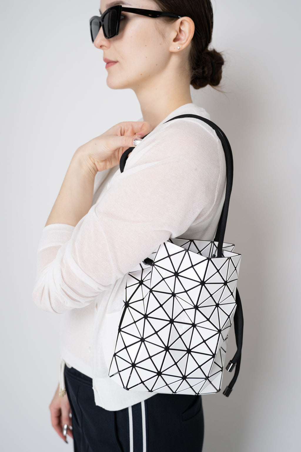 BAO BAO ISSEY MIYAKE WRING ホワイト Bao Bao Issey Miyake Wring Shoulder Bag in White – Ashia Mode