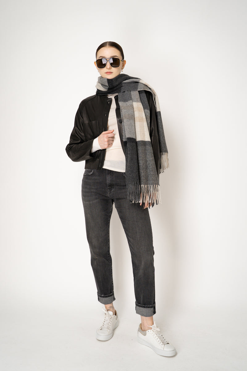 Lorena Antoniazzi Mid Rise 5-Pocket Style Cropped Jeans in Dark Grey Wash Vancouver. Shop Online or in Store.