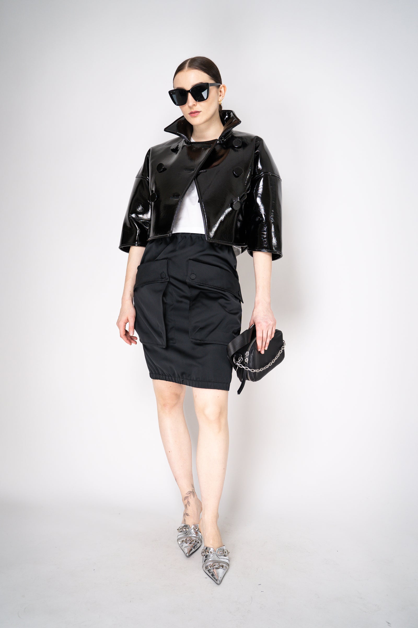 Nº21 Cropped Double Breasted Faux Patent Leather Jacket in Black