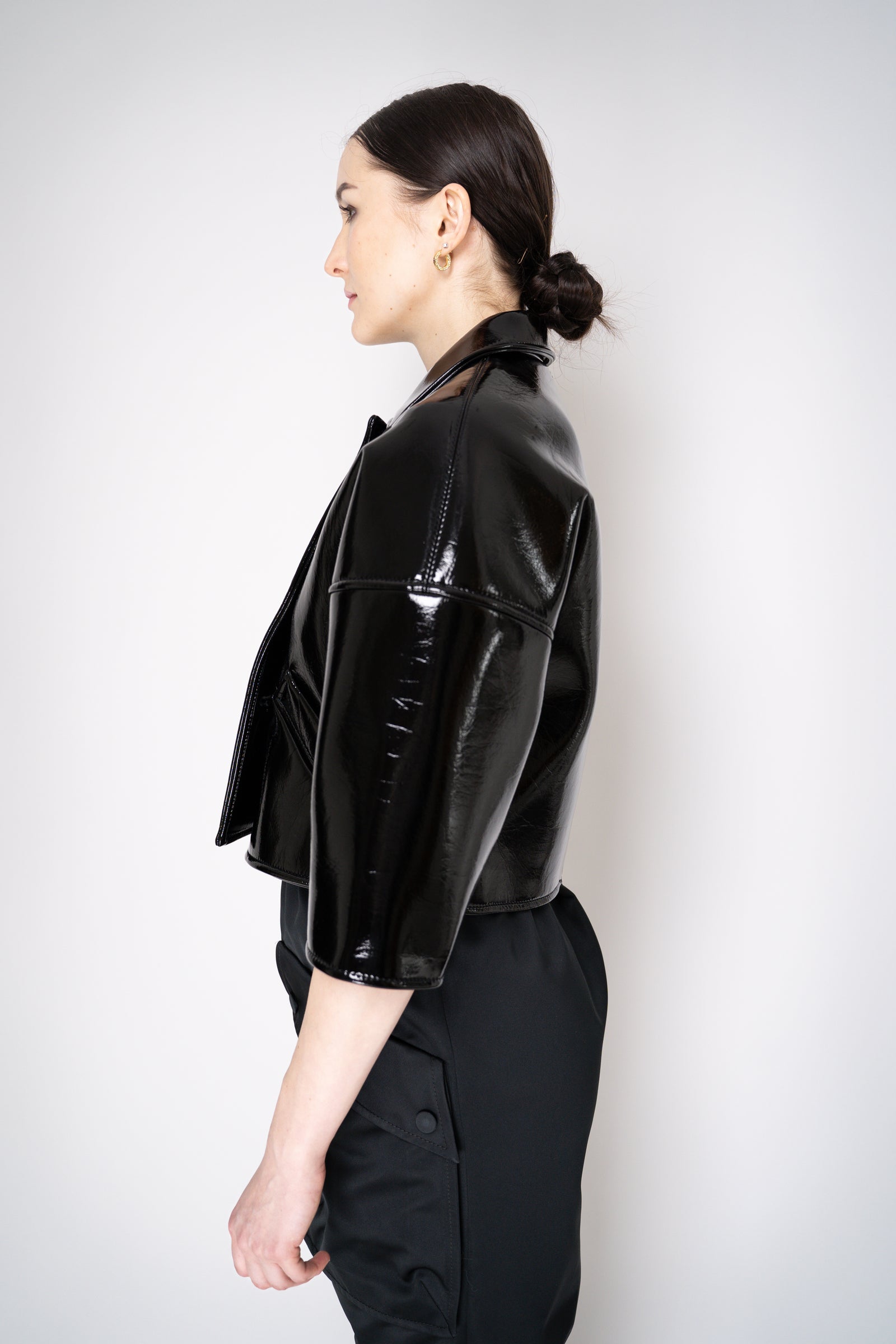 Nº21 Cropped Double Breasted Faux Patent Leather Jacket in