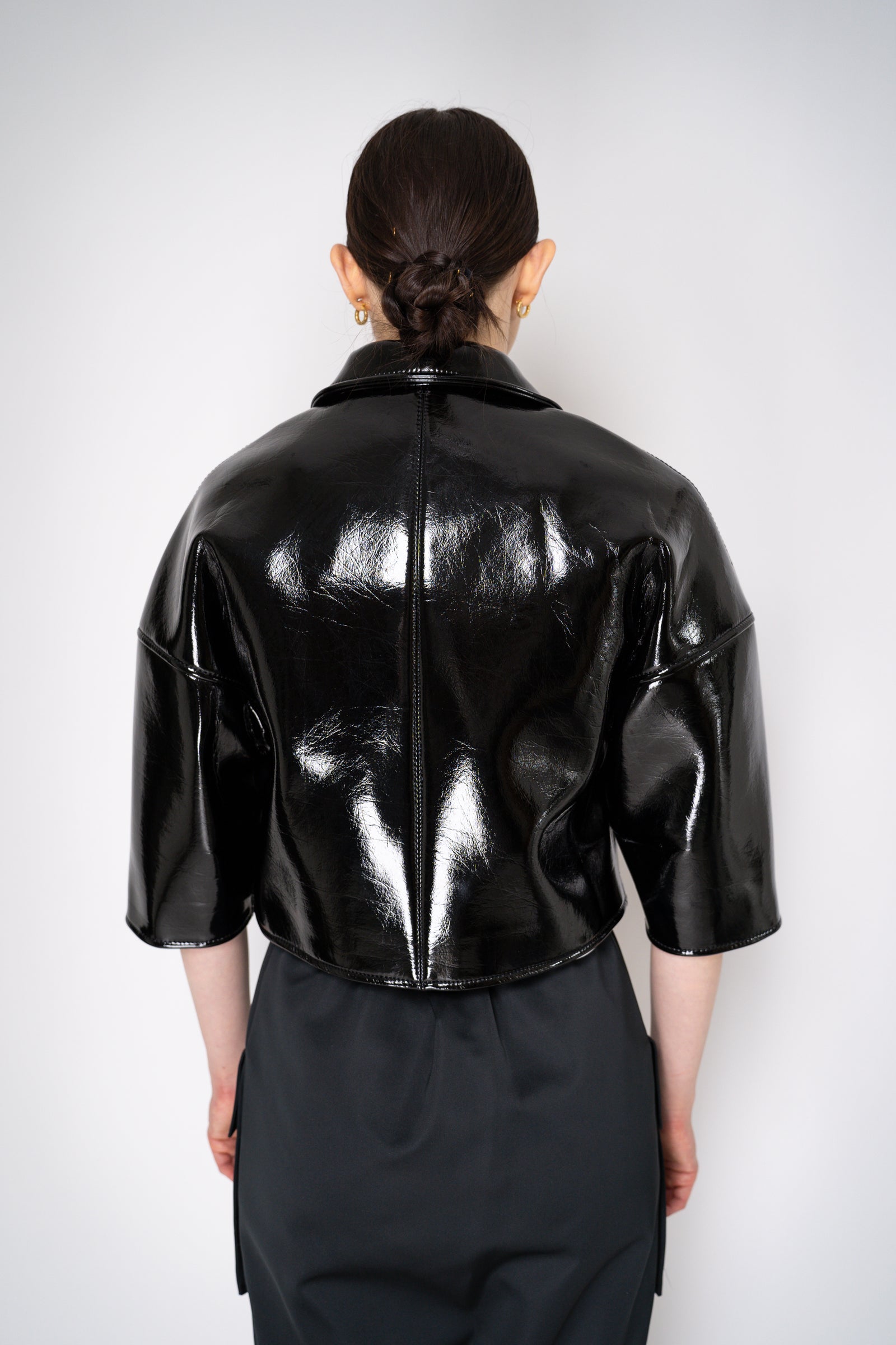 Nº21 Cropped Double Breasted Faux Patent Leather Jacket in