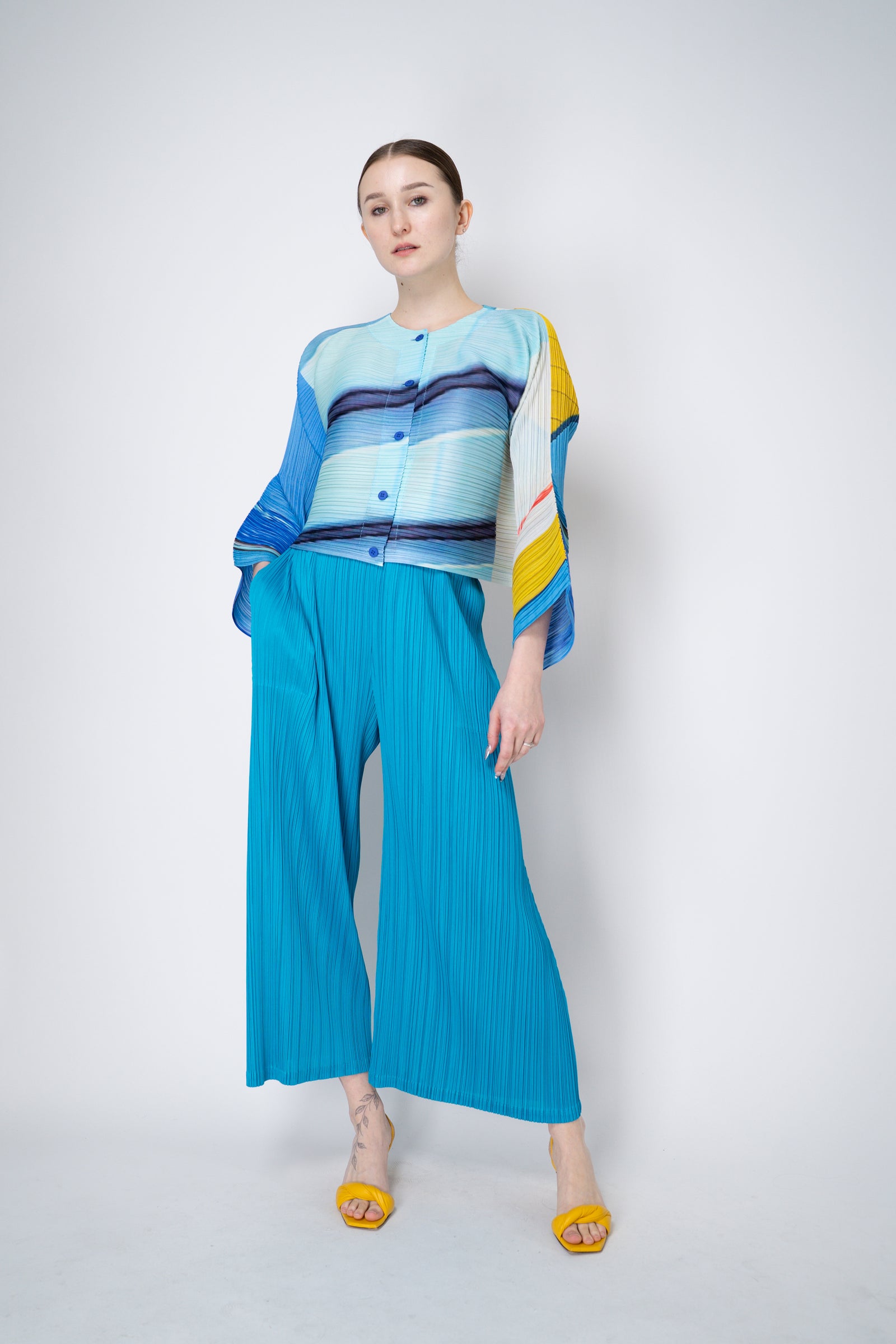 【155】ISSEY MIYAKE ブルー タイダイ柄 カットソー Pleats Please Issey Miyake City Collage Cropped Cardigan in Light