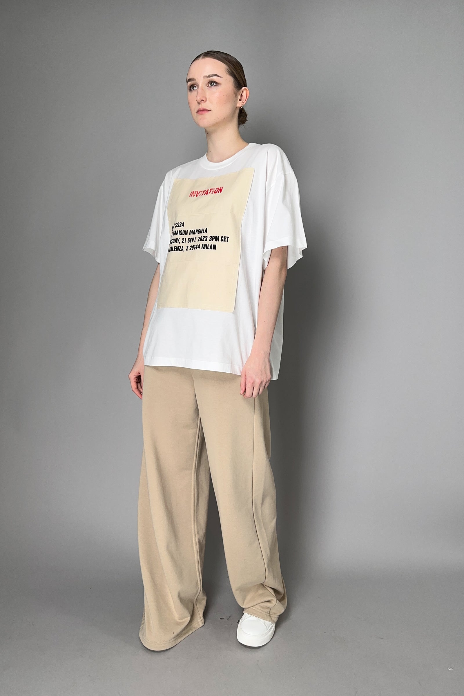 【MM6 Maison Margiela】SS24 Invitation クルーネック Tシャツ MM6 Maison Margiela Men's Show Invitation Logo T-Shirt in